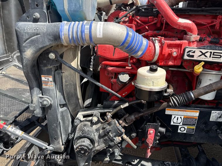 image for item DS4332 2019 Peterbilt 579 semi truck