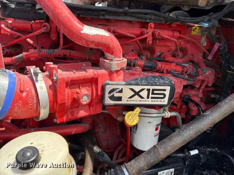 image for item DS4332 2019 Peterbilt 579 semi truck