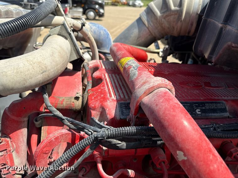 image for item DS4332 2019 Peterbilt 579 semi truck