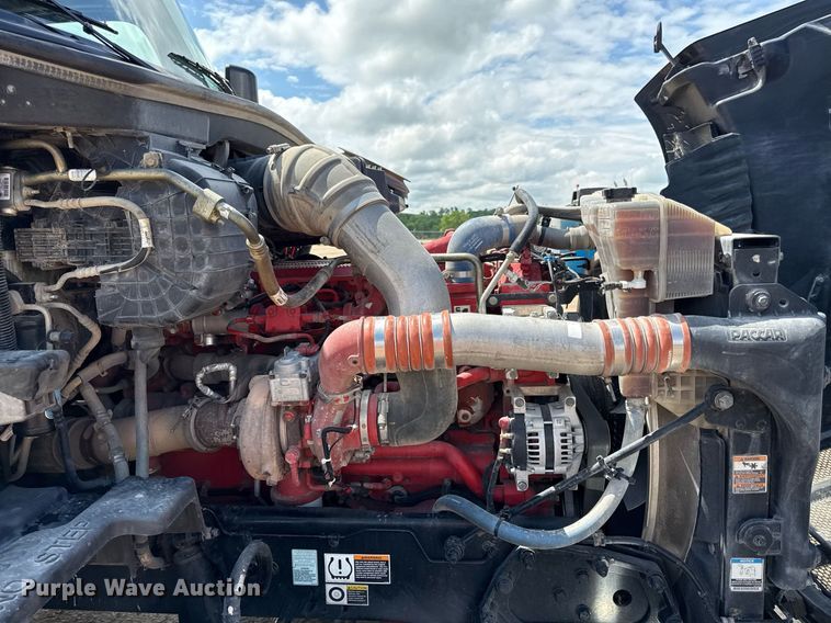 image for item DS4332 2019 Peterbilt 579 semi truck