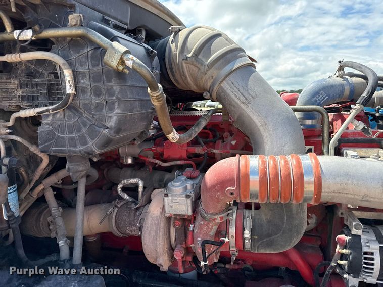 image for item DS4332 2019 Peterbilt 579 semi truck