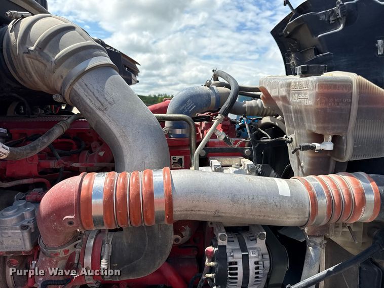 image for item DS4332 2019 Peterbilt 579 semi truck