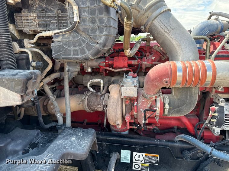 image for item DS4332 2019 Peterbilt 579 semi truck