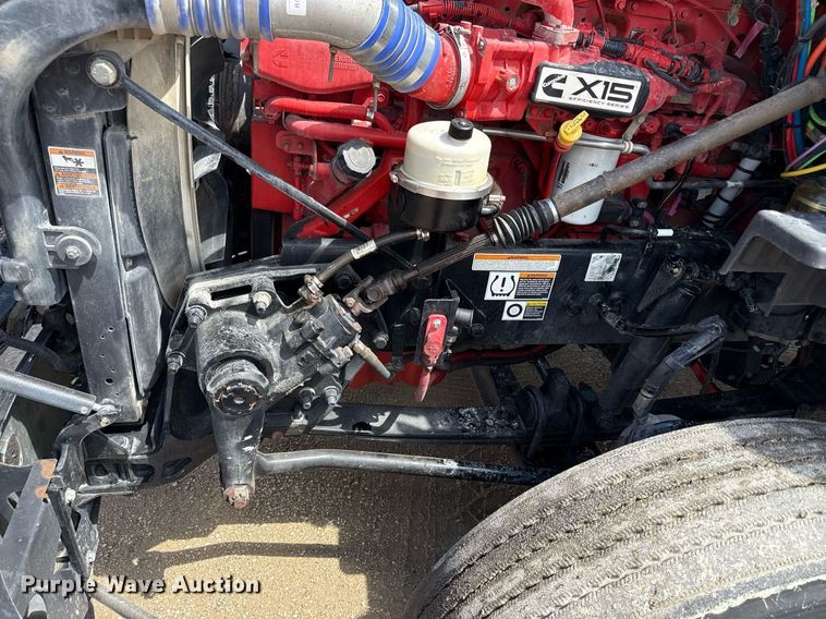 image for item DS4332 2019 Peterbilt 579 semi truck