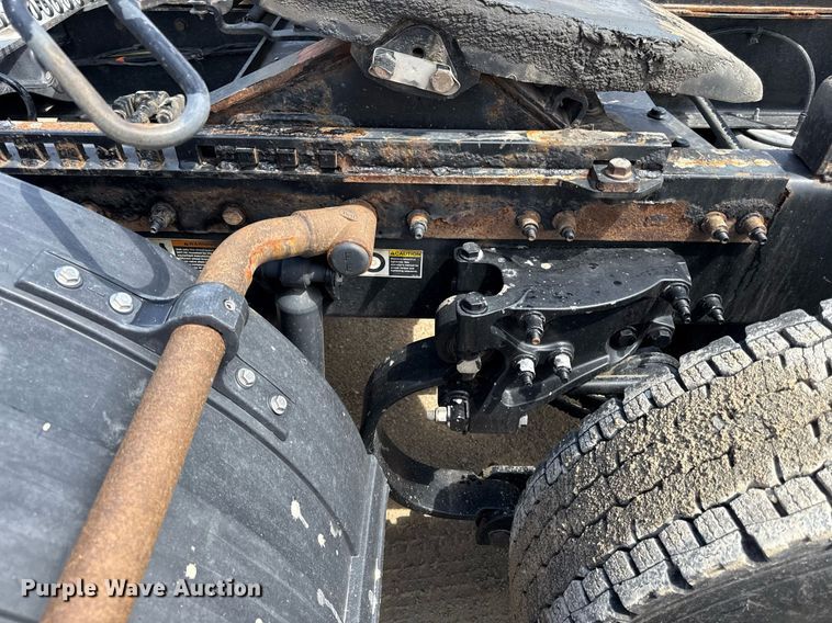 image for item DS4332 2019 Peterbilt 579 semi truck