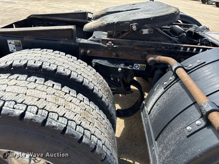 image for item DS4332 2019 Peterbilt 579 semi truck