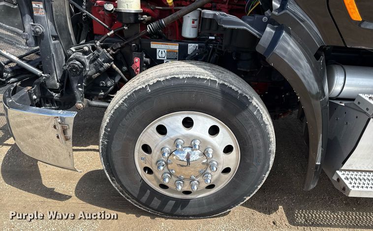 image for item DS4332 2019 Peterbilt 579 semi truck