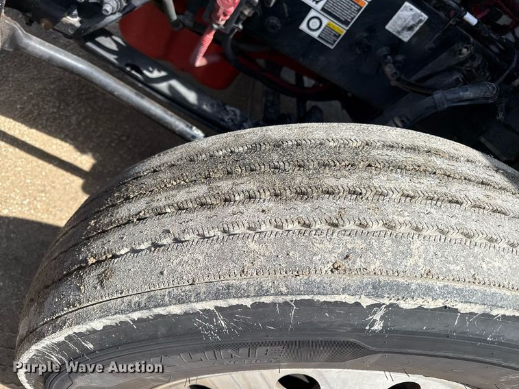 image for item DS4332 2019 Peterbilt 579 semi truck