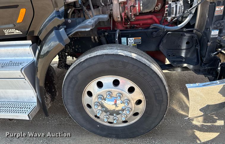 image for item DS4332 2019 Peterbilt 579 semi truck