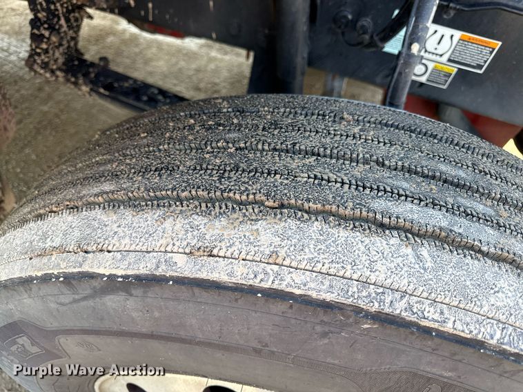 image for item DS4332 2019 Peterbilt 579 semi truck