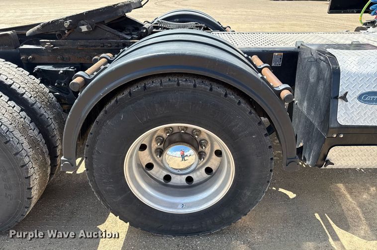 image for item DS4332 2019 Peterbilt 579 semi truck