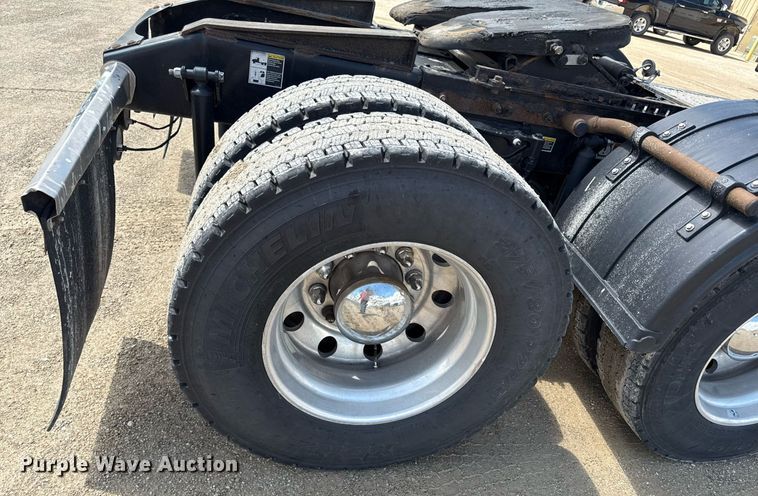 image for item DS4332 2019 Peterbilt 579 semi truck