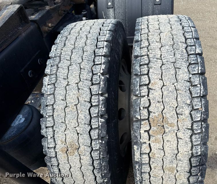 image for item DS4332 2019 Peterbilt 579 semi truck