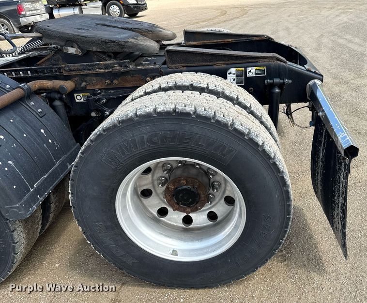 image for item DS4332 2019 Peterbilt 579 semi truck