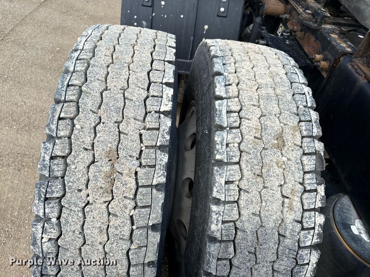 image for item DS4332 2019 Peterbilt 579 semi truck