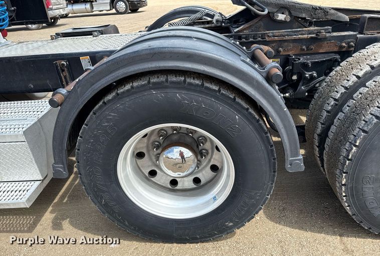 image for item DS4332 2019 Peterbilt 579 semi truck