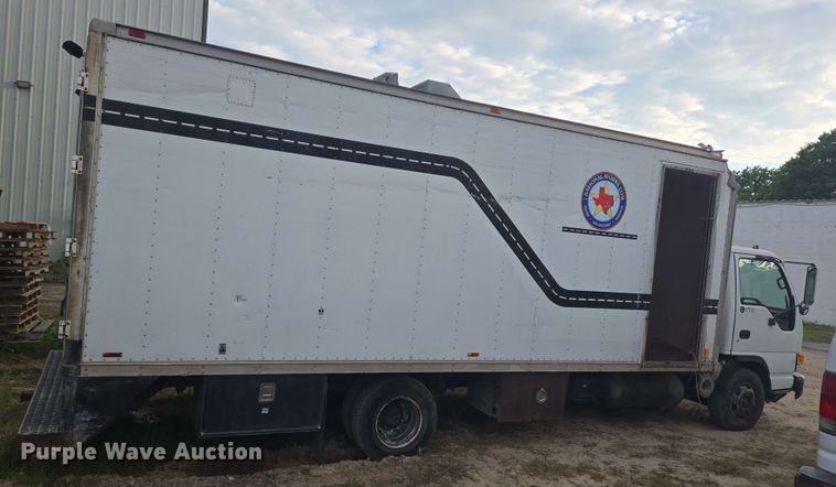 image for item DT4858 1999 Isuzu NPR box truck