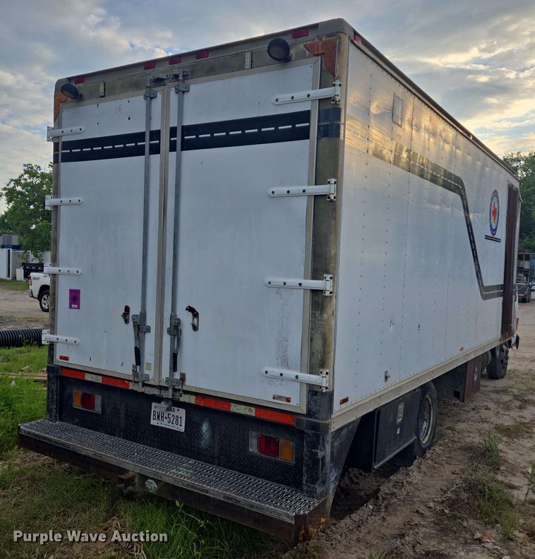 image for item DT4858 1999 Isuzu NPR box truck