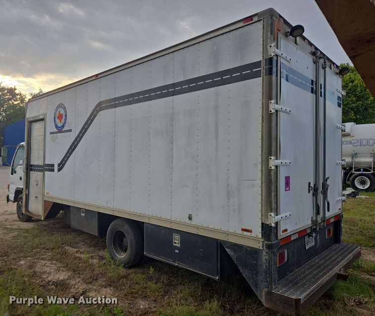 image for item DT4858 1999 Isuzu NPR box truck