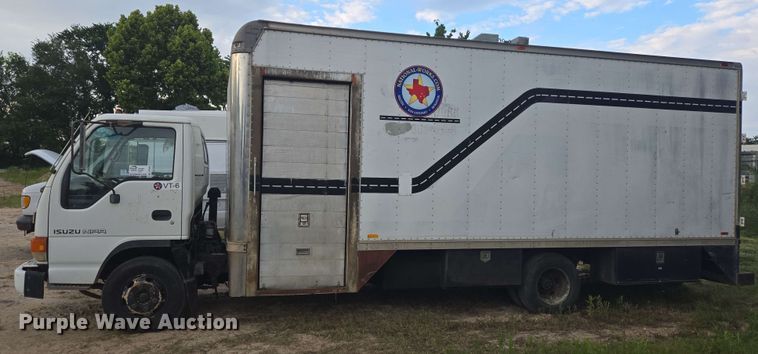 image for item DT4858 1999 Isuzu NPR box truck