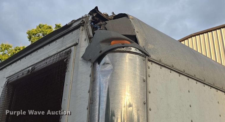 image for item DT4858 1999 Isuzu NPR box truck