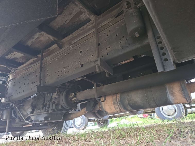 image for item DT4858 1999 Isuzu NPR box truck