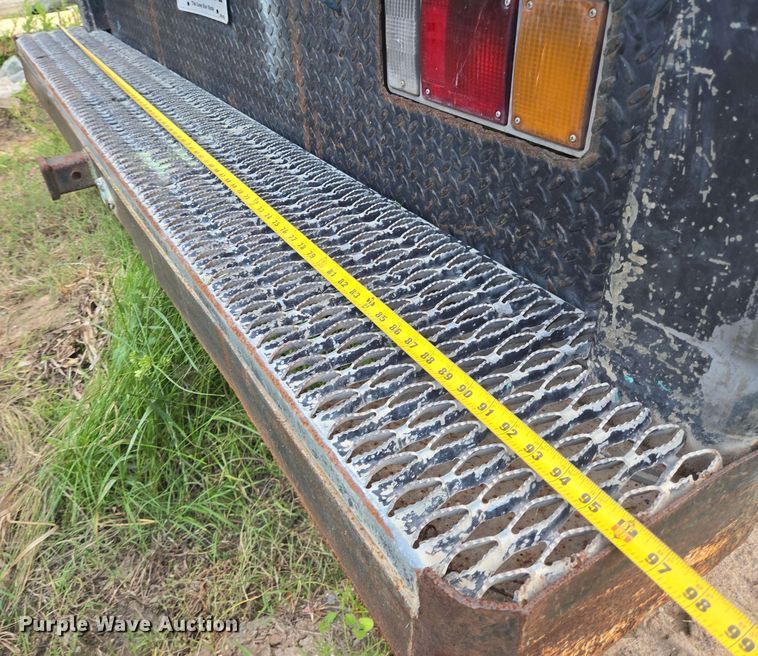 image for item DT4858 1999 Isuzu NPR box truck