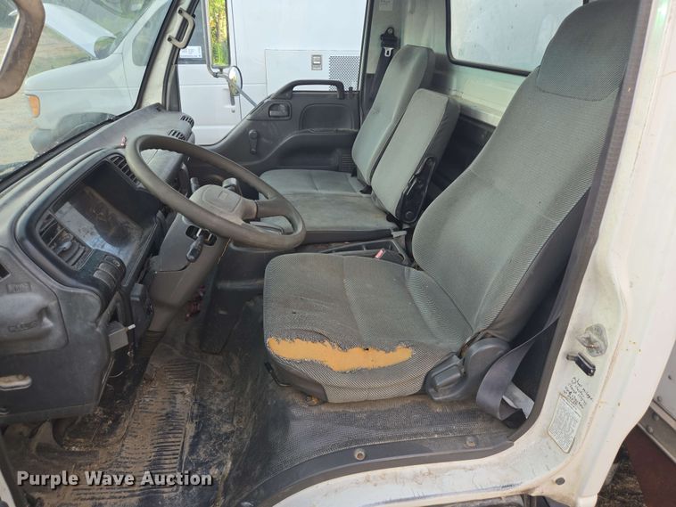 image for item DT4858 1999 Isuzu NPR box truck