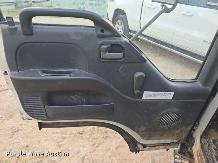 image for item DT4858 1999 Isuzu NPR box truck