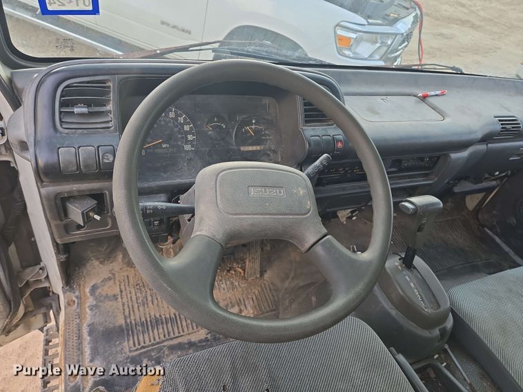 image for item DT4858 1999 Isuzu NPR box truck