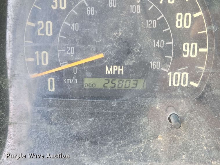 image for item DT4858 1999 Isuzu NPR box truck