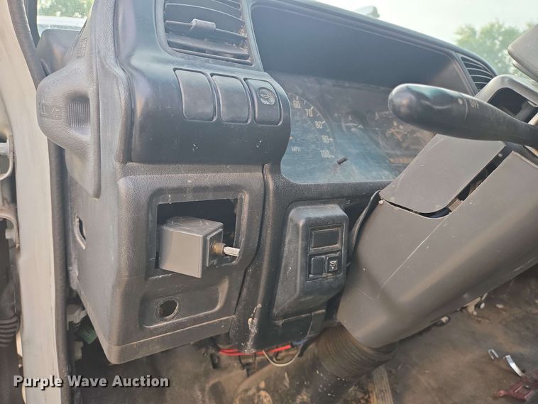 image for item DT4858 1999 Isuzu NPR box truck