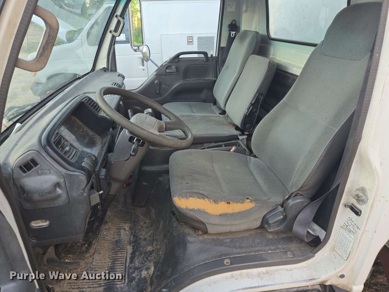 image for item DT4858 1999 Isuzu NPR box truck