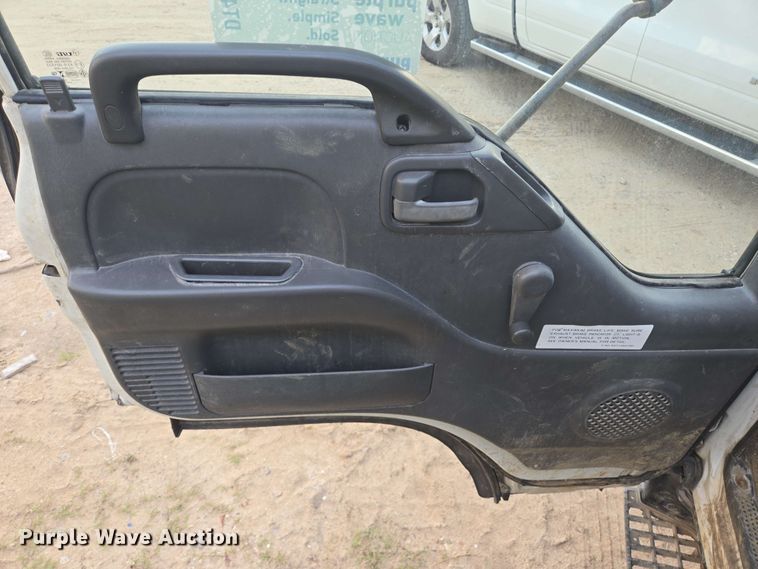 image for item DT4858 1999 Isuzu NPR box truck