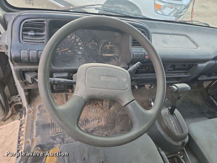 image for item DT4858 1999 Isuzu NPR box truck