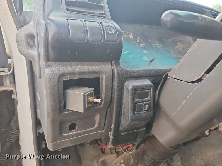 image for item DT4858 1999 Isuzu NPR box truck