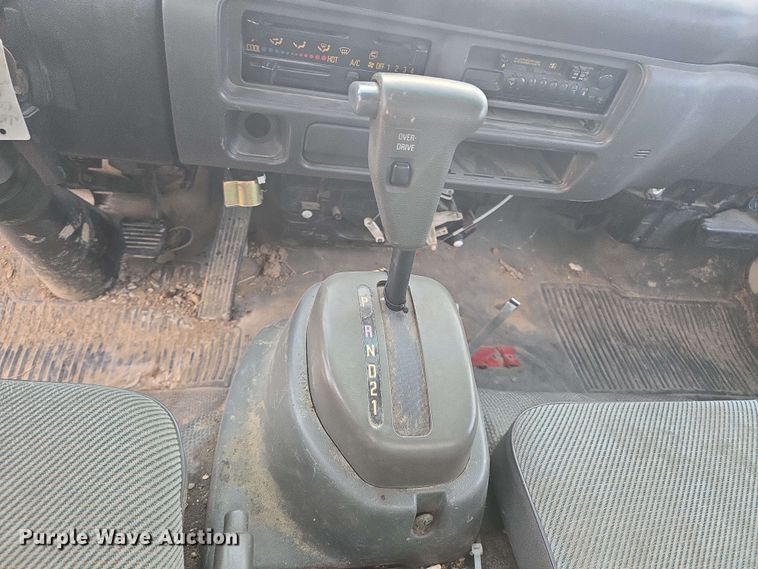 image for item DT4858 1999 Isuzu NPR box truck