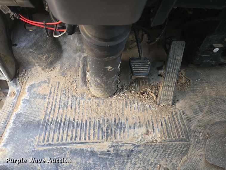 image for item DT4858 1999 Isuzu NPR box truck