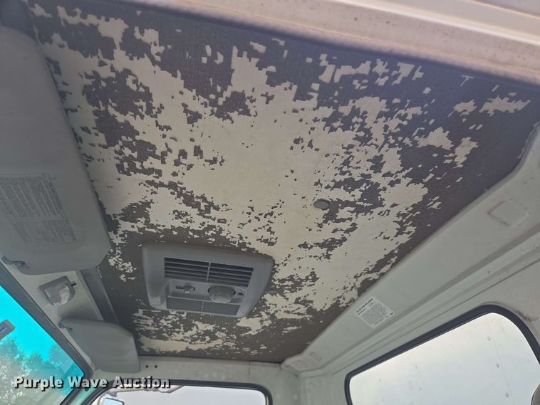 image for item DT4858 1999 Isuzu NPR box truck