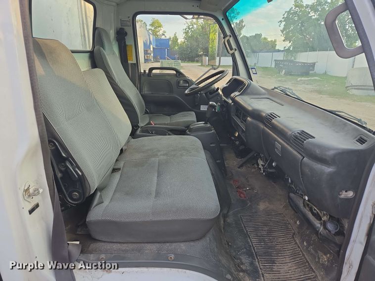 image for item DT4858 1999 Isuzu NPR box truck