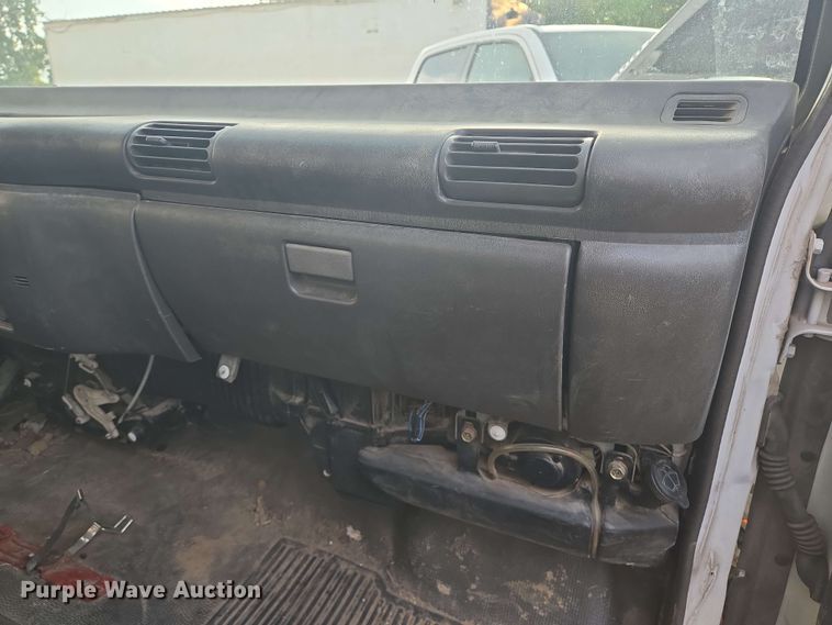 image for item DT4858 1999 Isuzu NPR box truck