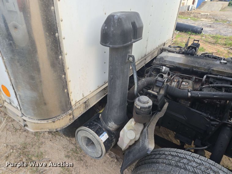 image for item DT4858 1999 Isuzu NPR box truck