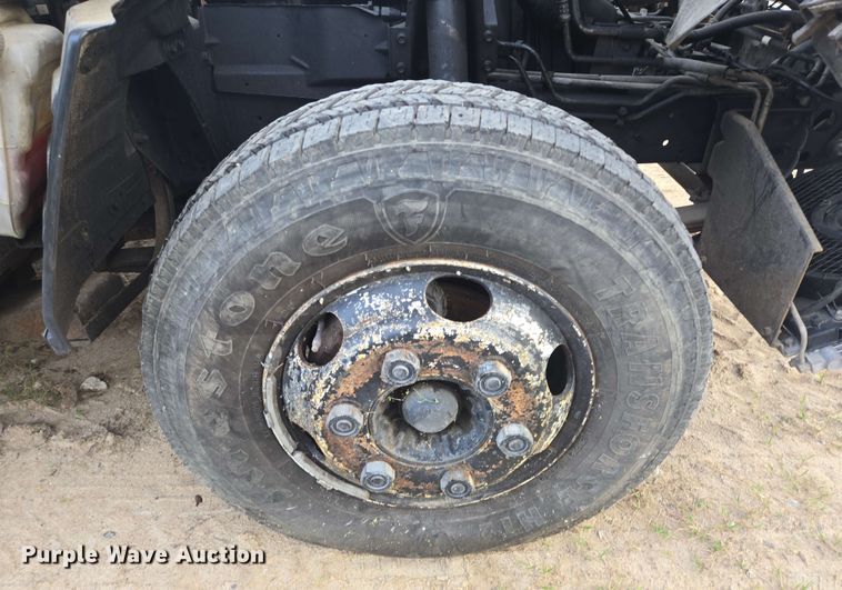 image for item DT4858 1999 Isuzu NPR box truck