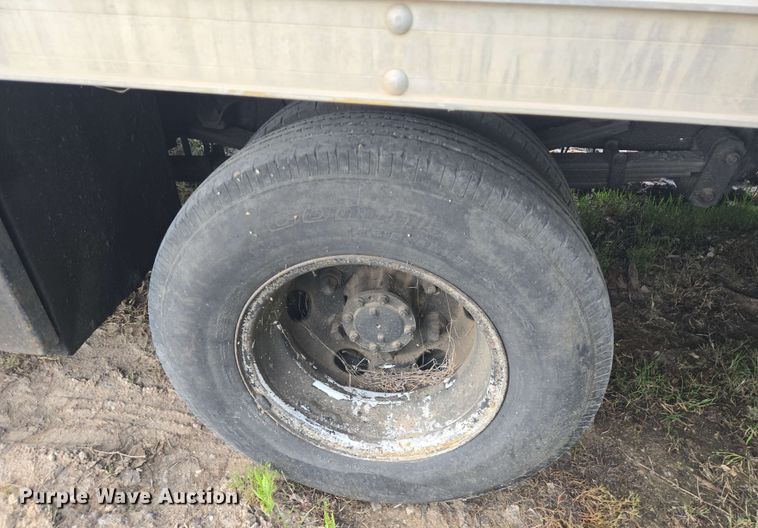 image for item DT4858 1999 Isuzu NPR box truck