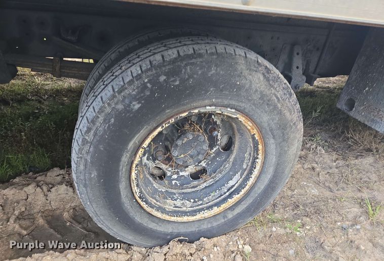 image for item DT4858 1999 Isuzu NPR box truck