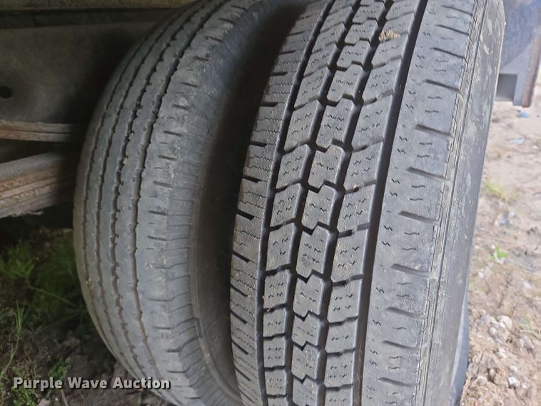 image for item DT4858 1999 Isuzu NPR box truck