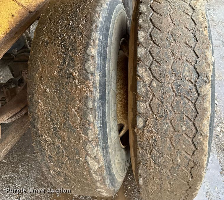 image for item DT6618 1984 Red River Manufacturing bottom dump trailer