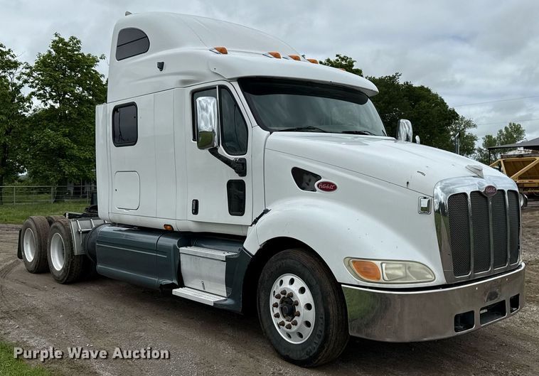 image for item DT6620 2006 Peterbilt 387 semi truck