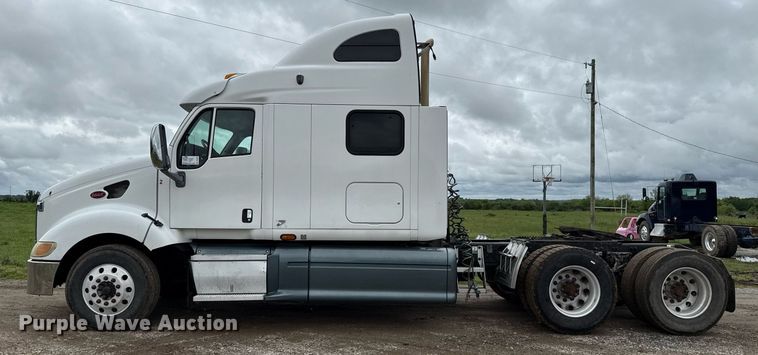 image for item DT6620 2006 Peterbilt 387 semi truck
