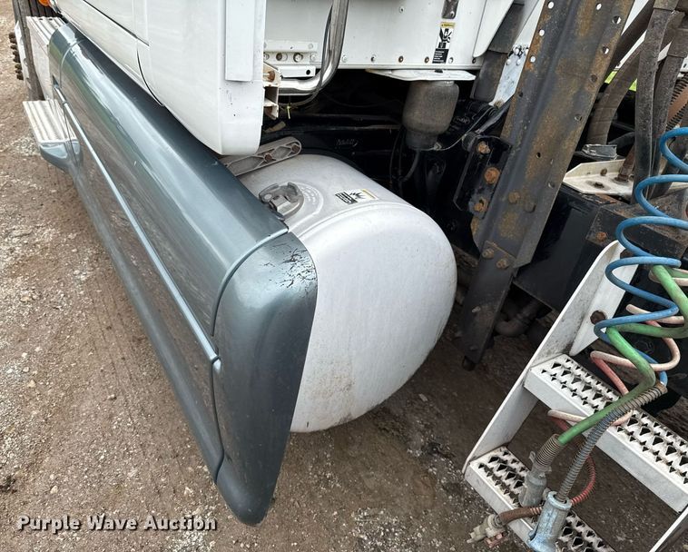 image for item DT6620 2006 Peterbilt 387 semi truck